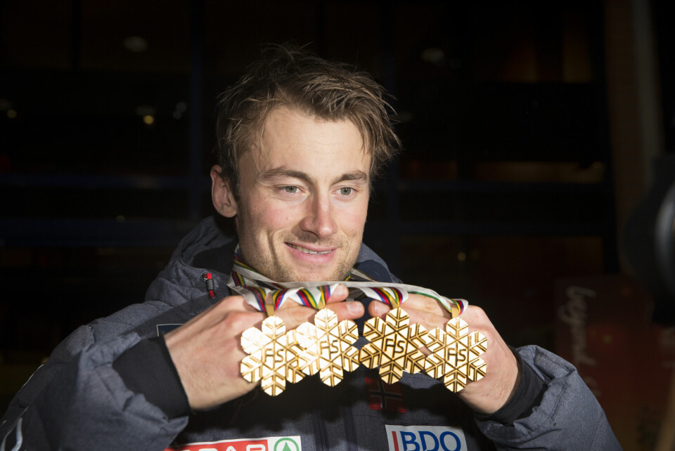 Petter Northug har vært sportskommentator for TV 2 de siste årene. Her fra da han var aktiv langrennsutøver, med sine fire gullmedaljer tatt under Ski-VM i Falun i 2015. Northug elsker å minne svenskene om sine fire gull i ski-VM i Falun i 2015. Foto: Terje Bendiksby / NTB