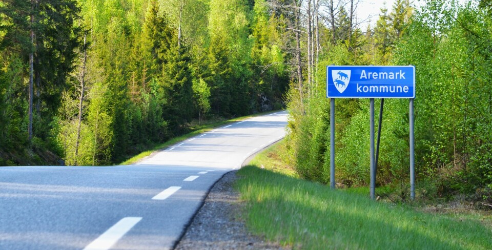 Aremark kommune ligger sørøst i Østfold og grenser i hele sin lengde mot Sverige. Kommunen har et totalt areal på 322 kvadratkilometer, hvorav 7 prosent utgjør dyrket mark, 81 prosent skog og 12 prosent vann, bebygget areal eller annet. Aremark kommune ligger sørøst i Østfold og grenser i hele sin lengde mot Sverige. Kommunen har et totalt areal på 322 kvadratkilometer, hvorav 7 prosent utgjør dyrket mark, 81 prosent skog og 12 prosent vann, bebygget areal eller annet.