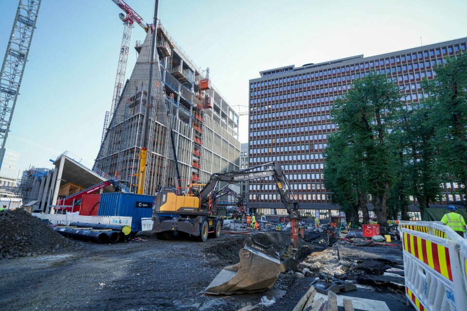 Statsbygg arrangerte torsdag befaring i det nye regjeringskvartalet for pressen. Planene for et permanent nasjonalt minnested i regjeringskvartalet er også i gang. Byggingen av A-blokken til venstre i bildet startet sommeren 2022. Den skal være på 11 etasjer. Foto: Thomas Fure / NTB