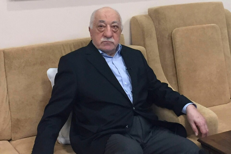 Fethullah Gülen fotografert 18. juli 2016. (FILES) In this file photo taken on July 18, 2016 Turkish cleric and opponent to the Erdogan regime Fethullah Gülen is pictured at his residence in Saylorsburg, Pennsylvania, following allegations by the Turkish government about his involvement in the attempted July 15 coup. - German federal prosecutors said on October 1, 2021 they were investigating a Turkish national on suspicion of spying on dissidents for Turkey's secret services. The suspect, identified as Ali D., was arrested in a Duesseldorf hotel on September 17 after an employee noticed a weapon on him, prosecutors said in a statement. They said there were indications that Ali D. was collecting information on supporters 'of the so-called Gulen movement' living in and around the city of Cologne 'in order to pass it on to the Turkish MIT intelligence service'. The US-based Muslim preacher Fethullah Gulen is a longtime foe of Turkish President Recep Tayyip Erdogan. (Photo by Thomas URBAIN / AFP)