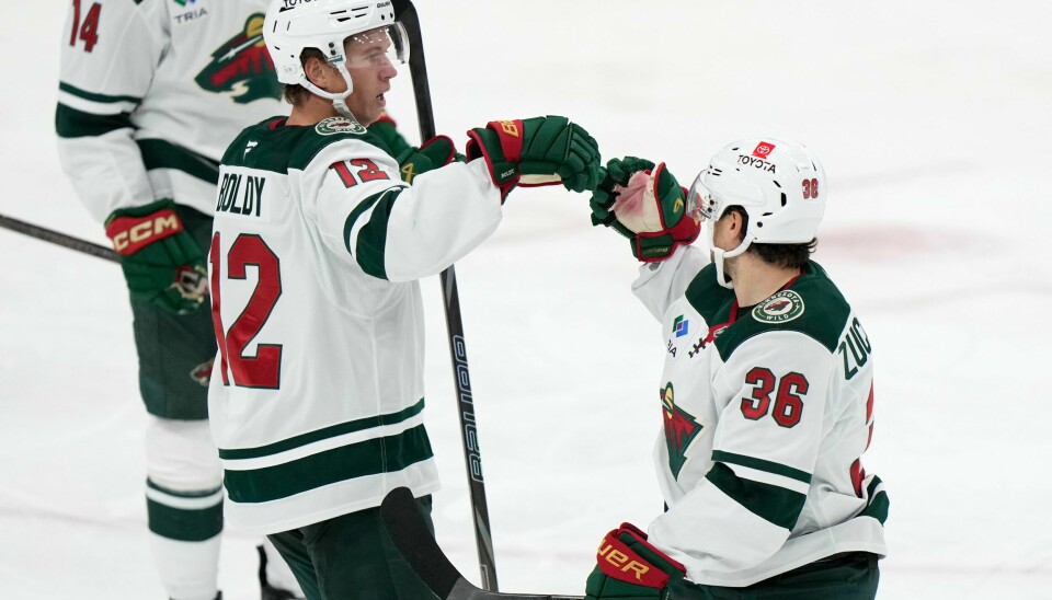 Mats Zuccarello (til høyre) gratulerer Matt Boldy etter scoringen i andre periode. Zuccarello sto for assist på målet, og scoret selv et mål senere i perioden. Mats Zuccarello (til høyre) gratulerer Matt Boldy etter scoringen i andre periode. Zuccarello sto for assist på målet, og scoret selv et mål senere i perioden. Minnesota Wild vant 5–1 over Florida Panthers. Foto: Wilfredo Lee / AP / NTB.