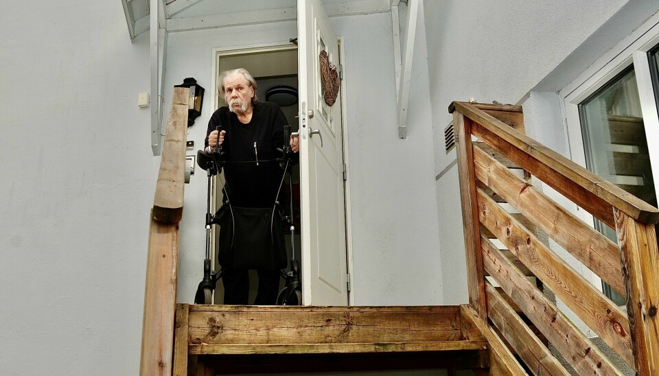 Sverre Hermansen (71) har flere funksjonshemninger og er nylig hofteoperert. Tilgangen til boligen er vanskelig for ham. Sverre Hermansen (71) har flere funksjonshemninger og er nylig hofteoperert. Tilgangen til boligen er vanskelig for ham.