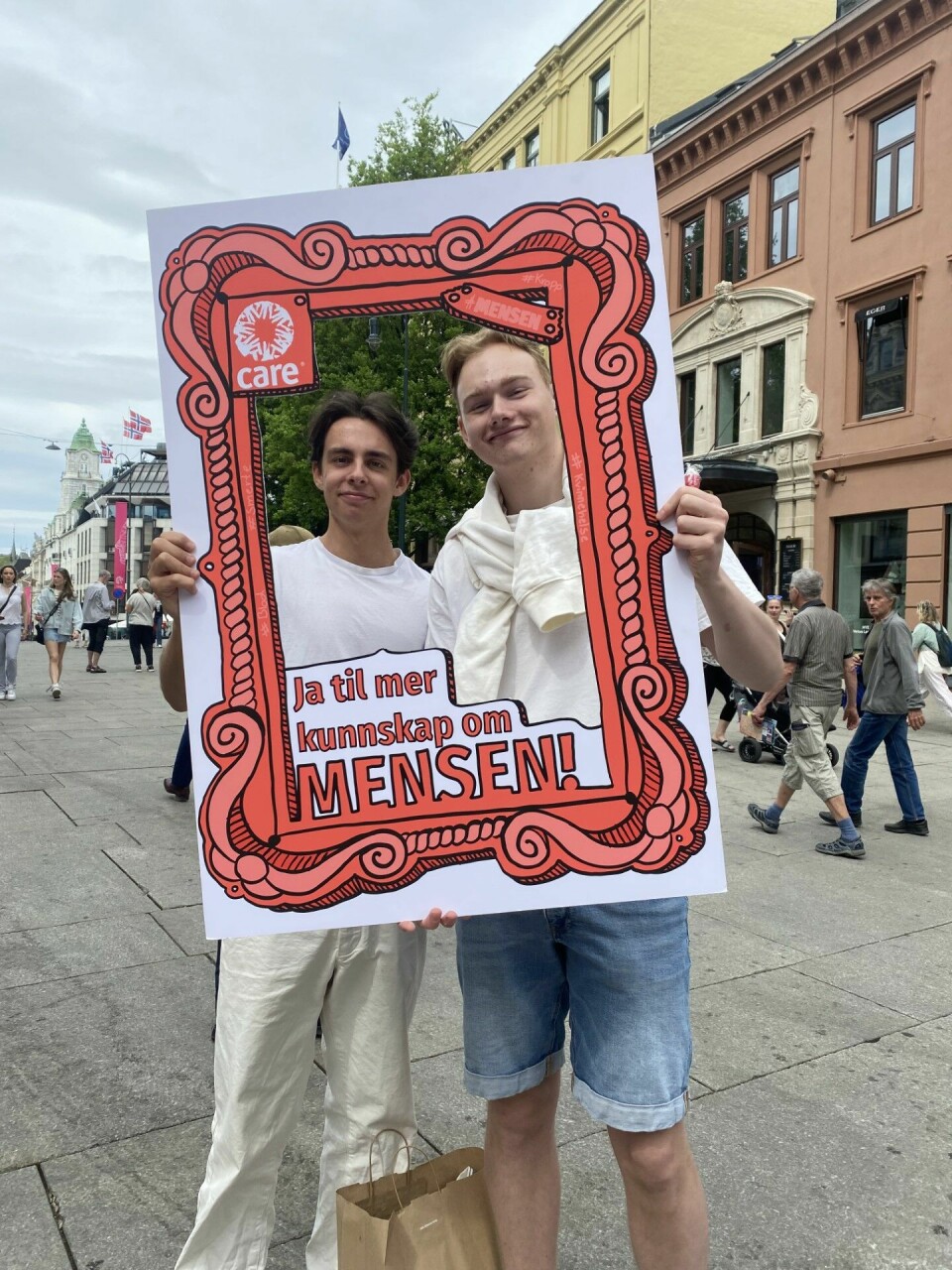 Simon Silseth (18) og Theodor Ørjasæther Aam (19) fikk prøve seg på mensen-simulatoren. To gutter holder en plakat hvor det står «ja til mer kunnskap om mensen!».