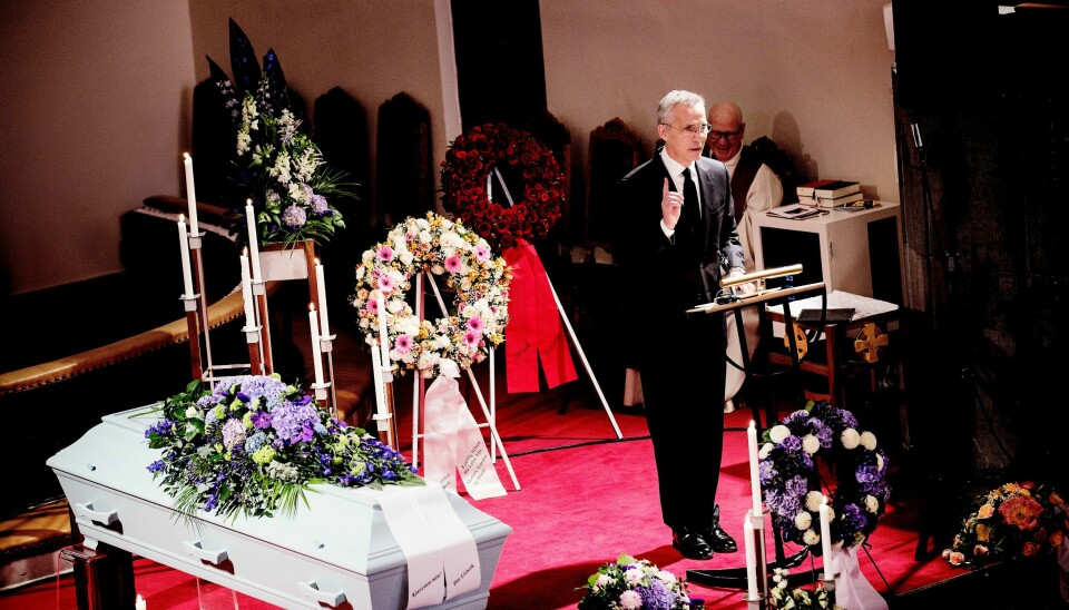 Jens Stoltenberg var en av dem som holdt minnetale under Arne Strands bisettelse i Frogner kirke torsdag. Arne Strand bisettes