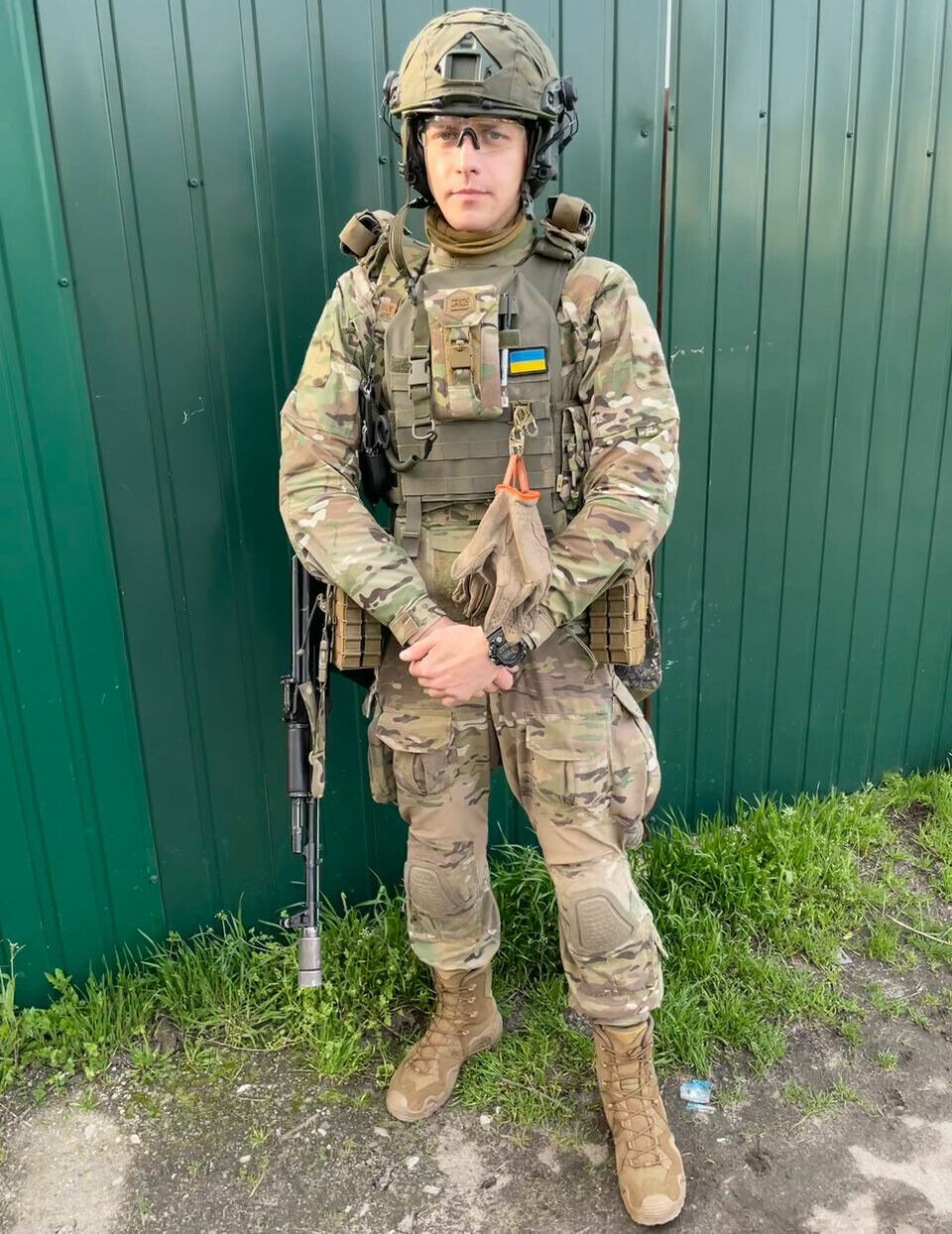 Daniil «Slava» Yugoslavskiy på oppdrag for det ukrainske forsvaret. Ikke lenge etter at dette bildet ble tatt, smalt bomben som tok livet av kameraten hans. Også han var russisk statsborger. Daniil «Slava» Yugoslavskiy på oppdrag for det ukrainske forsvaret. Ikke lenge etter at dette bildet ble tatt, smalt bomben som tok livet av kameraten hans. Også han var russisk statsborger.