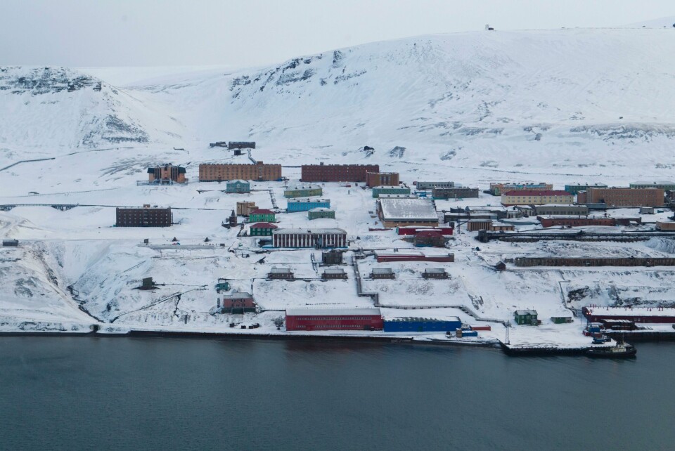 Det russiske gruvesamfunnet i Barentsburg har fått flere unntak fra sanksjonene mot Russland. Arkivfoto. Barentsburg sett fra luften. Bildet ble tatt i 2012. Foto: Berit Roald / NTB
