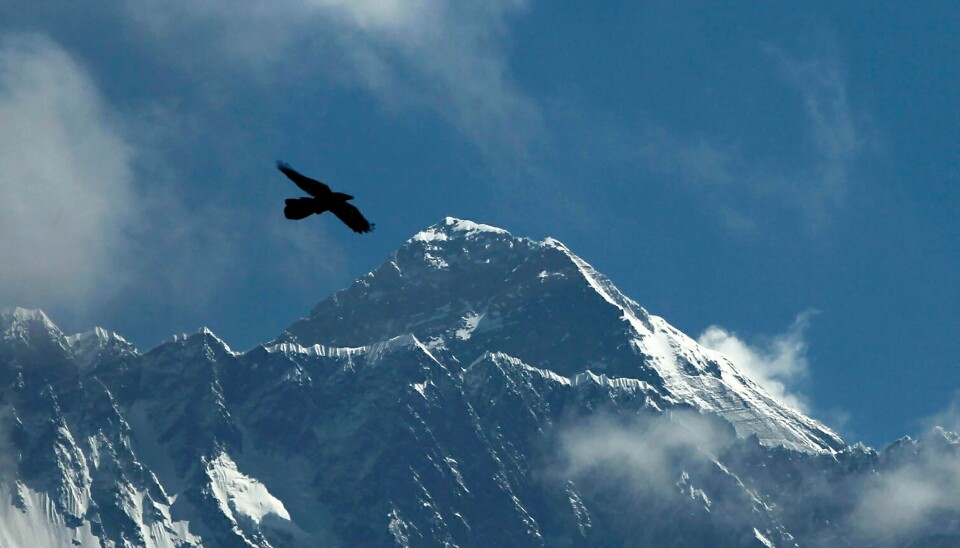 Klimaendringene skaper stor usikkerhet om hva framtiden vil bringe for Mount Everest. Mount Everest ses i bakgrunnen fra Namche Bajar. Nepal, May 27, 2019. Bildet er tatt for fire år siden. Arkivfoto: Niranjan Shrestha / AP / NTB