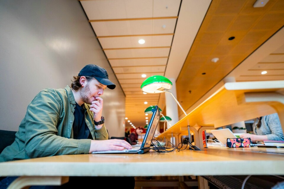 Etter vår mening er forslaget om studieavgift for studenter fra utenfor EØS-området en budsjettbløff, skriver forfatterne av innlegget. Bildet er fra en lesesal på UiO. Lesesal på universitetet i Oslo