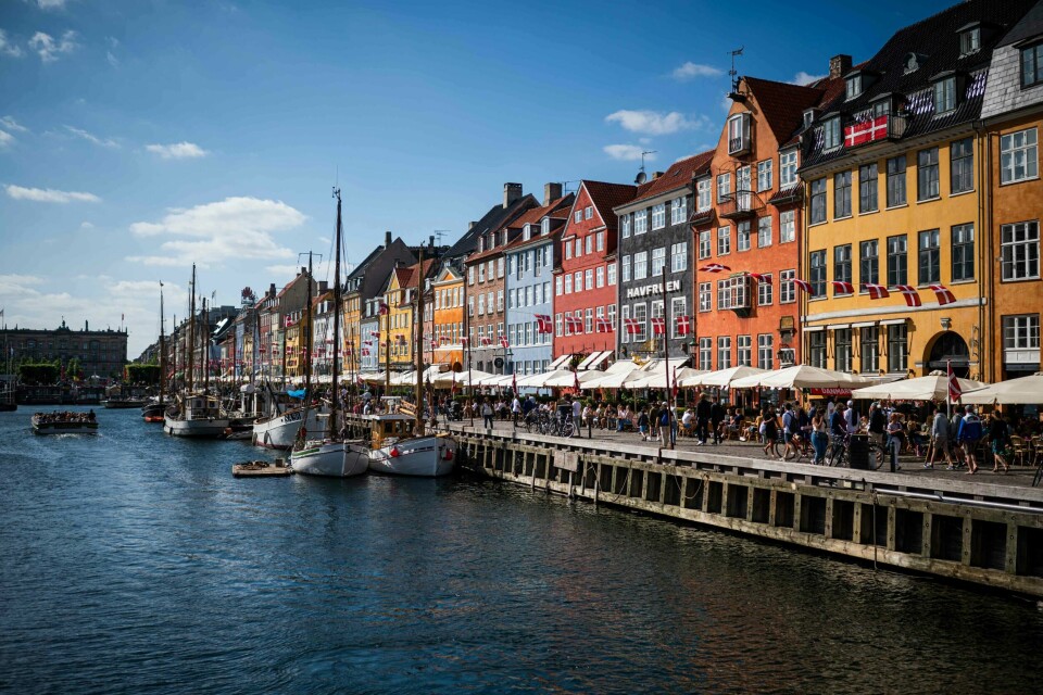København. Uteserveringene i København står i fare for tillatelse etter klokken ti med unntak av fredager og lørdager. Dersom forslaget blir vedtatt vil fortsatt uteserveringene på Nyhavn på bildet her, i Metropolzonen og i Kødbyen være skjermet.