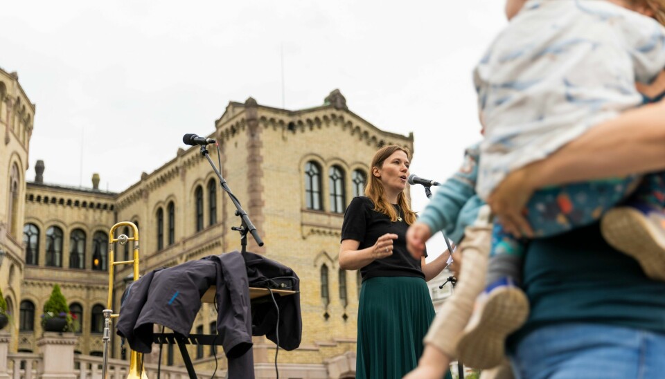 Ida Madslien, leder i Foreldreopprøret, foran Stortinget under demonstrasjonen for bedre bemanning i barnehagene søndag. Ida Madslien, leder i Foreldreopprøret, foran Stortinget under demonstrasjonen for bedre bemanning i barnehagene søndag. Foto: Amanda Pedersen Giske / NTB