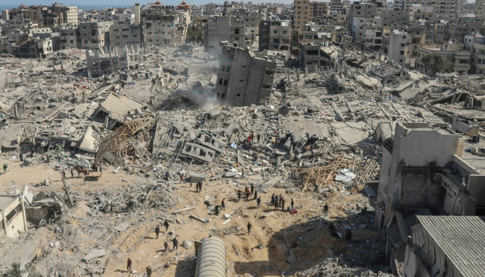 Stadig større områder på Gazastripen legges i grus av israelske styrker. Dette bildet ble tatt i Gaza by 1. april i år. Ødeleggelsene fra israelske luftangrep nær Shifa-sykehuset i Gaza by fotografert i april. Foto: Mohammed Hajjar / AP / NTB