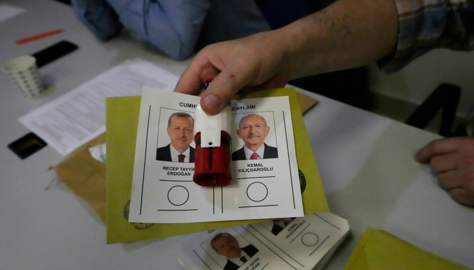En valgfunksjonær forbereder en stemmeseddel med navn og bilde på de to som kjemper om presidentembetet i Tyrkia. Søndag avgjøres duellen. En valgfunksjonær forbereder en stemmeseddel med navn og bilde på de to som kjemper om presidentembetet i Tyrkia. Søndag avgjøres duellen. Foto: Burhan Ozbilici / AP / NTB