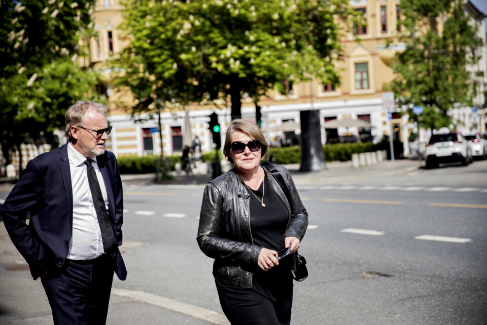 Hege Ulstein som i mange år var politisk kommentator og kollega av Arne Strand, og byrådsleder Raymond Johansen var blant dem som deltok i Arne Strands bisettelse. Raymond Johansen og Hege Ulstein