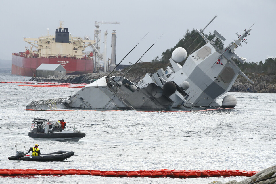 Om lag 350.000 liter med marin diesel og helikopterdrivstoff rant ut i Hjeltefjorden nær Bergen, etter at fregatten Helge Ingstad hadde kollidert med tankskipet Sola TS i 2018. Om lag 350.000 liter med marin diesel og helikopterdrivstoff rant ut i Hjeltefjorden nær Bergen, etter at fregatten Helge Ingstad hadde kollidert med tankskipet Sola TS i 2018.