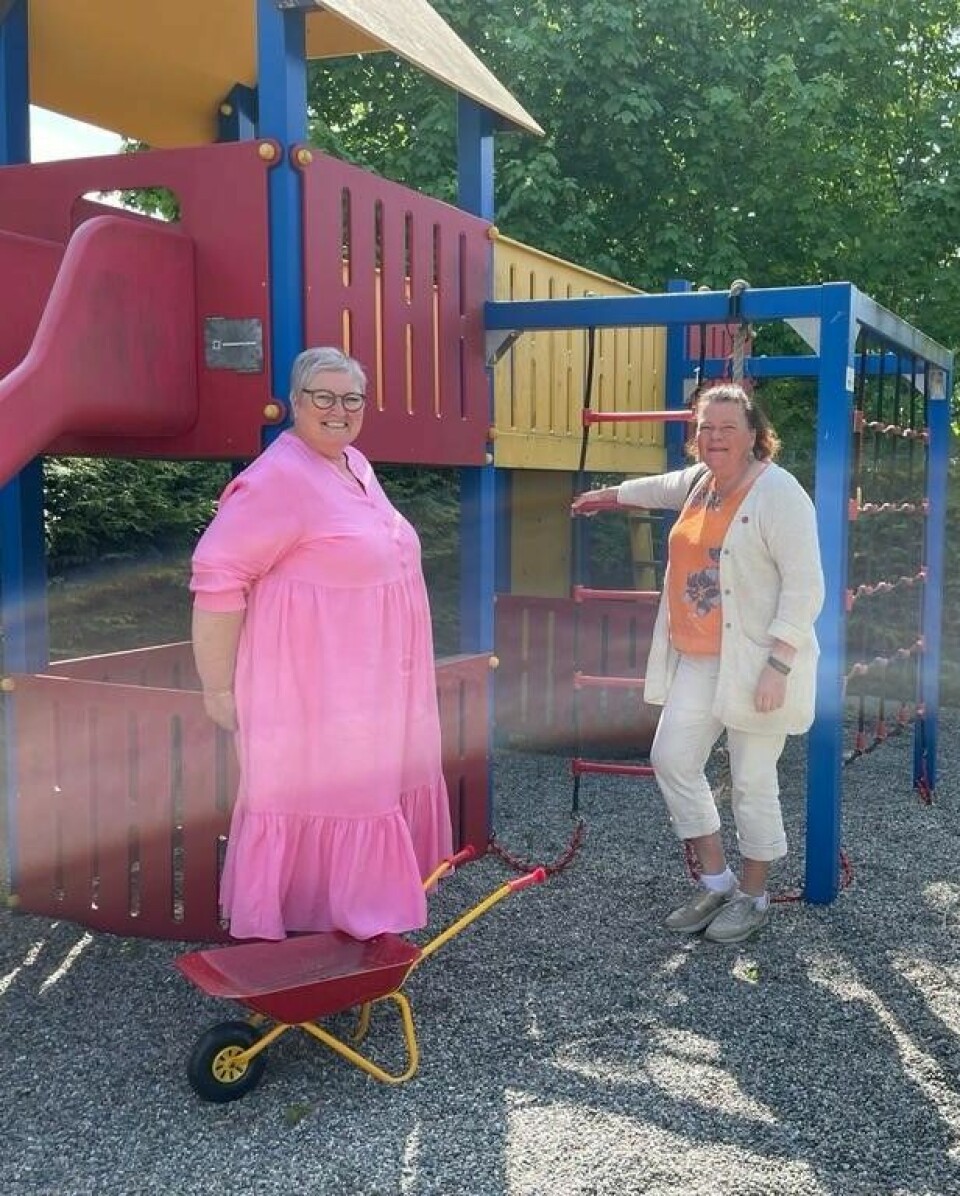 Kathy Lie (SV) ble imponert av det enhetsleder Kari-Mette Fjell (til venstre) og Indre Østfold krisesenter har fått ut av ressursene. Her står de ved et lekeapparat som barna til beboerne kan boltre seg i. Kathy Lie (SV) ble imponert av det enhetsleder Kari-Mette Fjell (til venstre) og Indre Østfold krisesenter har fått ut av ressursene. Her står de ved et lekeapparat som barna til beboerne kan boltre seg i.