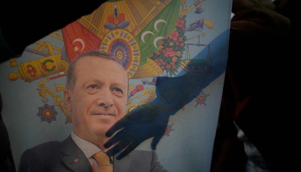 Den tyrkiske økonomien har tapt over 90 prosent av sin verdi mot amerikanske dollar det siste tiåret. Likevel fikk president Recep Tayyip Erdogan fornyet tillit fra velgerne på søndag. Den tyrkiske økonomien har tapt over 90 prosent av sin verdi mot amerikanske dollar det siste tiåret. Likevel fikk president Recep Tayyip Erdogan fornyet tillit fra velgerne på søndag. Foto: Emrah Gurel / AP / NTB