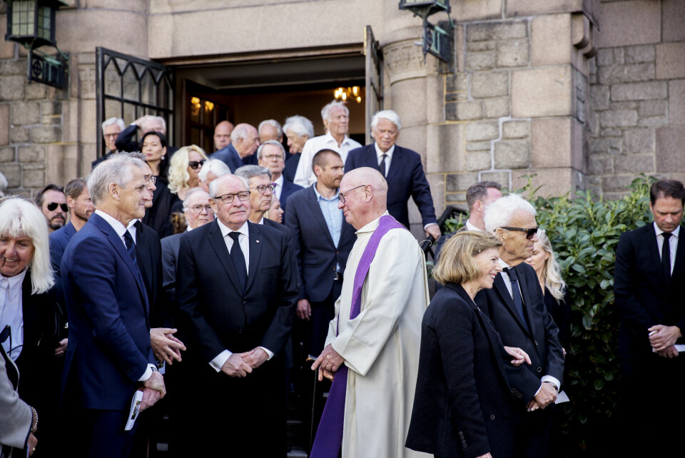 Statsminister Jonas Gahr Støre og tidligere stortingsrepresentant Martin Kolberg var blant dem som tok farvel med Arne Strand torsdag. Trond Bakkevig var forrettende prest i Frogner kirke. Arne Strand bisettes