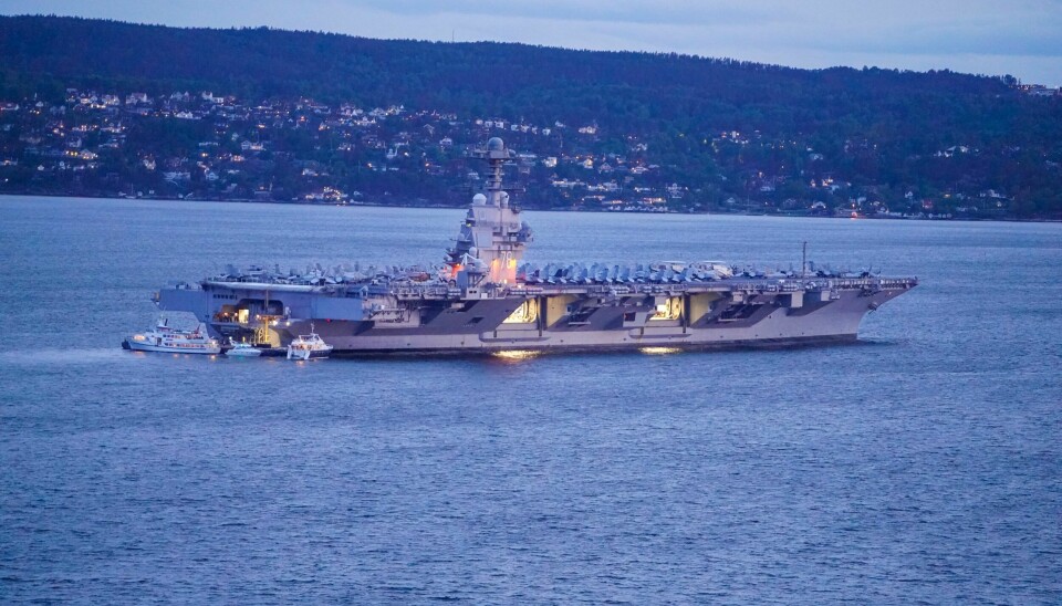 Det amerikanske hangarskipet USS Gerald R. Ford i Bunnefjorden torsdag kveld. Skipet er verdens største krigsskip og skal ligge i havn i Oslo i fire dager. Det amerikanske hangarskipet USS Gerald R. Ford skal komande veke til Vestfjorden, ifølgje fleire nyheitsmedium. Foto: Terje Pedersen / NTB /NPK