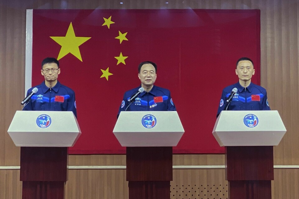 De tre astronautene reiser til verdensrommet på tirsdag. Fra venstre Gui Haichao, Jing Haipeng og Zhu Yangzhu på en pressekonferanse mandag. De tre astronautene reiser til verdensrommet på tirsdag. Fra venstre Gui Haichao, Jing Haipeng og Zhu Yangzhu på en pressekonferanse mandag. Foto: Mark Schiefelbein / AP / NTB