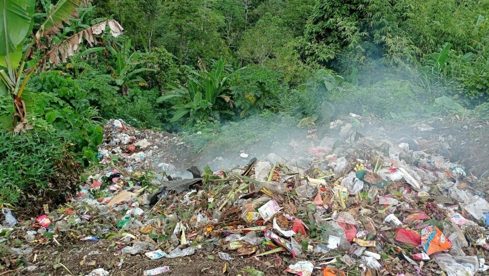 I Banyuwangi på øya Java i Indonesia kastes avfall rett ut i naturen – 666 tonn hver dag. Dette skjer fordi det ikke finnes noe annet alternativ, sier Sigve Ånderå, programdirektør i CLOCC. I Banyuwangi på øya Java i Indonesia kastes avfall rett ut i naturen – 666 tonn hver dag. Dette skjer fordi det ikke finnes noe annet alternativ, sier Sigve Ånderå, programdirektør i CLOCC.