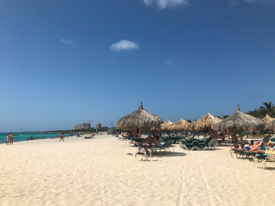 Aruba er en tropisk øystat i Karibia, som ligger under Kongeriket Nederlandene. Aruba er en tropisk øystat i Karibia, som ligger under Kongeriket Nederlandene.