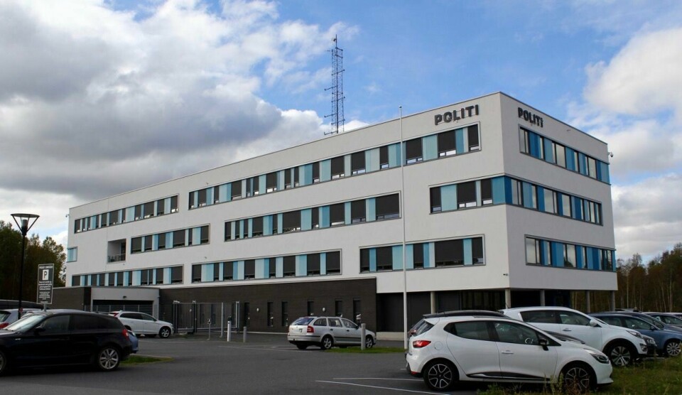 Grålum i Sarpsborg, politiets hovedsete i Østfold. Tre menn i 30-40-årsalderen er pågrepet i saken. De er siktet for frihetsberøvelse, vold og trusler mot den fornærmede mannen.