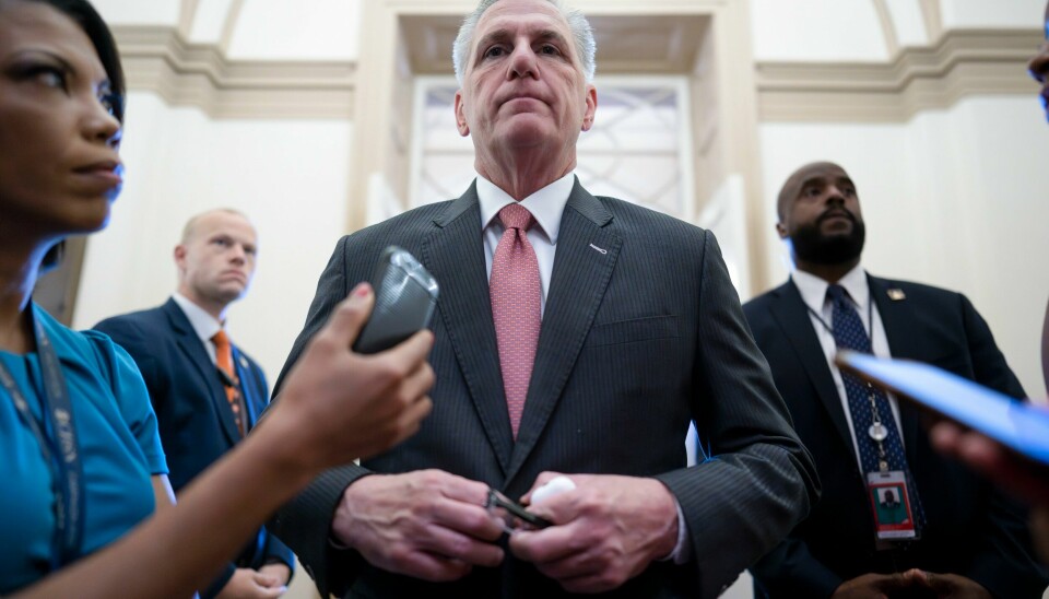 Kongressleder Kevin McCarthy. Republikanernes leder i Representantenes hus, Kevin McCarthy, må kjempe for å få partifeller med på avtalen hans med presidenten om USAs gjeldstak. Foto: J. Scott Applewhite / AP / NTB