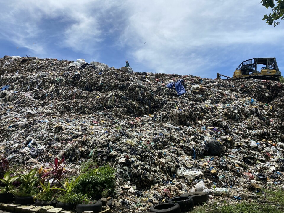Avfallsdeponiene ruver i terrenget i Banyuwangi. Avfallsdeponiene ruver i terrenget i Banyuwangi.