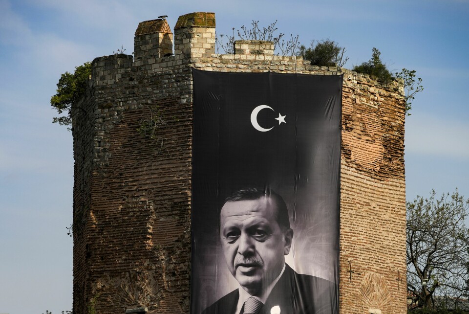 Et banner med bilde av Tyrkias president Recep Tayyip Erdogan på den historiske bymuren i Istanbul. Et gigantisk banner med bilde av den tyrkiske presidenten og presidentkandidaten Recep Tayyip Erdogan vises på en historisk bymur i Istanbul. Erdogan kontroller statlige medier og har et stort propagandaapparat. Han har derfor hatt en stor fordel overfor sine politiske utfordrere foran valget. Foto: Emrah Gurel / AP / NTB