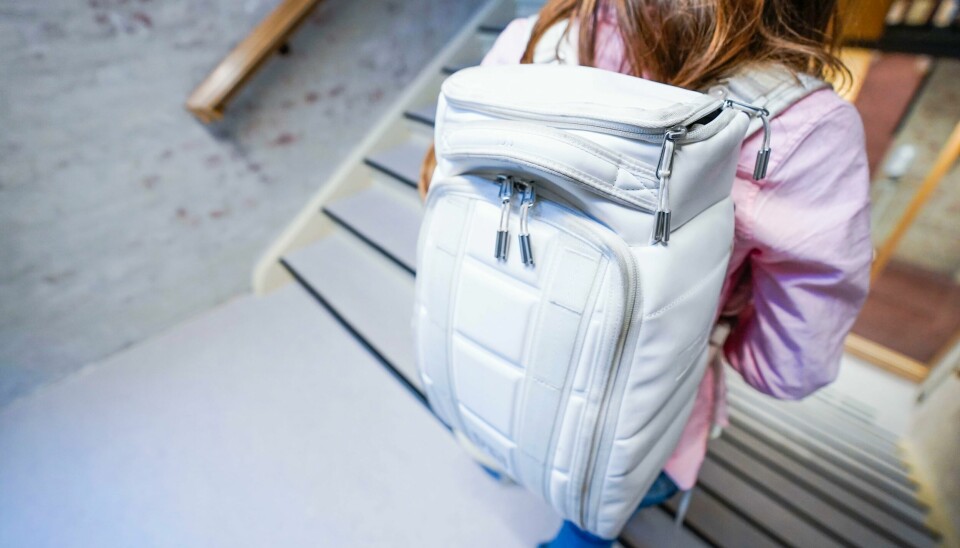 – Politikerne kan ha oversett hvor store og omfattende endringene i håndhevingsordningen til skolemiljøsaker egentlig er, skriver innleggsforfatteren. Ung jente i skole- og fritidssammenheng går ned en trapp.