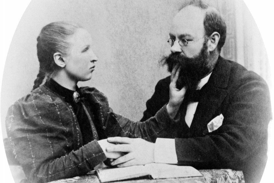 Keller ble verdensberømt, men metoden var det Ragnhild Kaata og Elias Hofgaard som hadde utviklet, skriver innleggsforfatterne. Ragnhild Kaata (1873-1947) og døvelærer Elias Hofgaard (1856-1906).