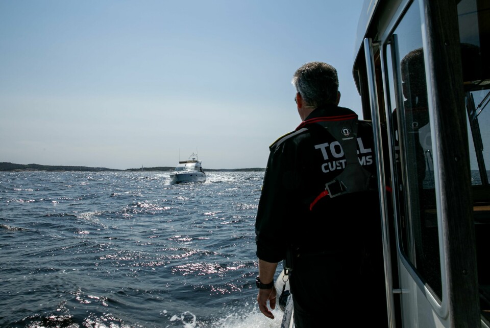 Førstetollinspektør Per Magne Solberg speider etter båter å kontrollere. Førstetollinspektør Per Magne Solberg speider etter båter å kontrollere.