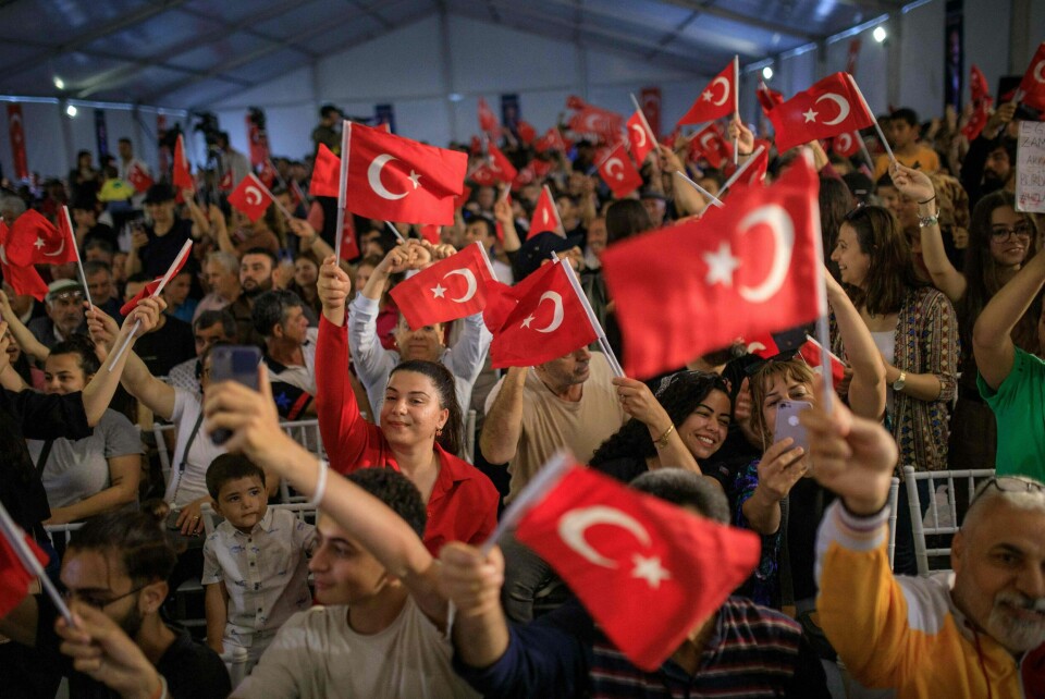 Vår kommmentator har fulgt med på det tyrkiske valget denne uka og har lest opp boka «How to lose a country. The seven steps from democracy to dictatorship» (2019). Demokratiets død er bare sju små steg unna. .