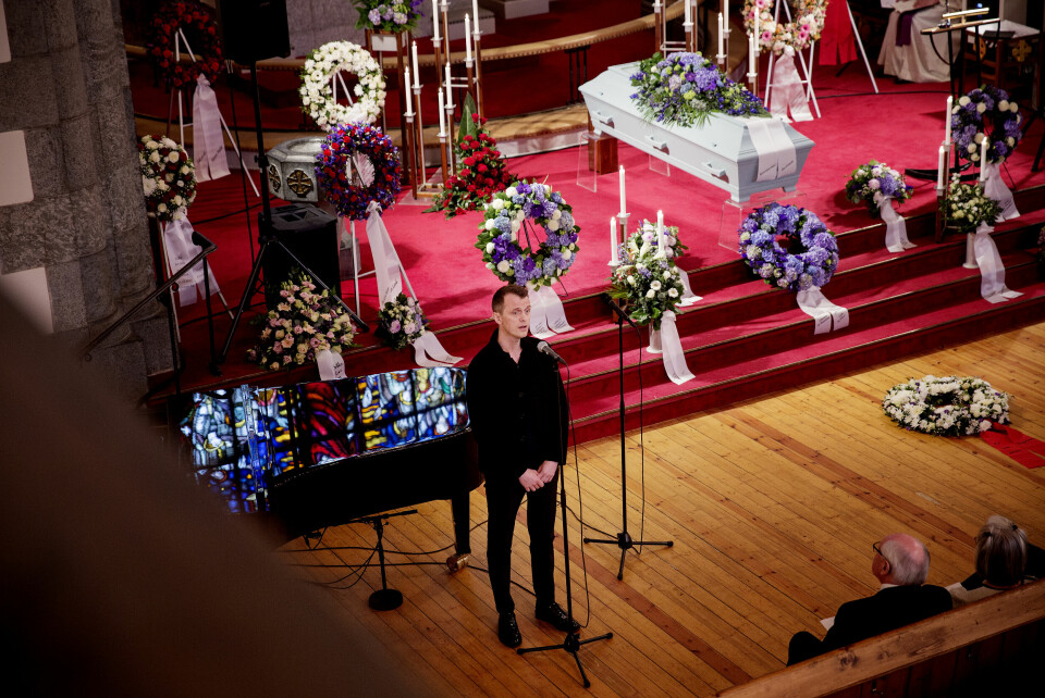 Artisten Nils Bech sang under bisettelsen i Frogner kirke. Arne Strand bisettes