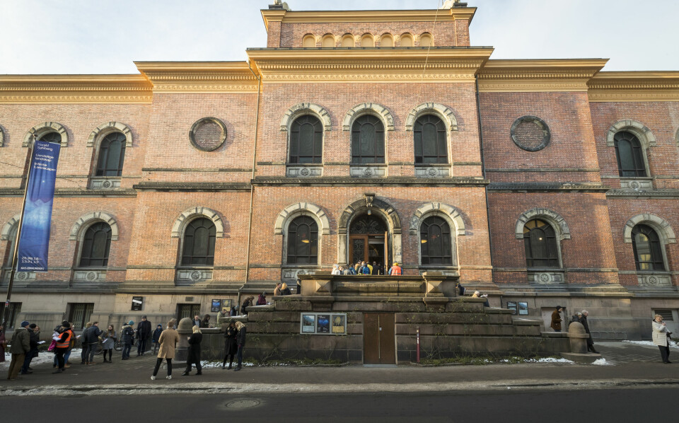 Publikum strømmet til Nasjonalgalleriet da det stengte i 2019. Statsbygg utreder muligheten for å innlemme det gamle Nasjonalgalleriet som en del av Nationaltheatret. Her fra da publikum for siste gang kunne se kunst i Nasjonalgalleriet. Foto: Heiko Junge / NTB