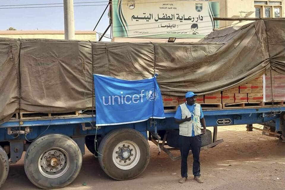 En bil med mat fra FNs barnefond Unicef har kommet fram til et senter for fosterbarn i Khartoum. Forferdelige forhold møter de FN-ansatte. Minst 60 småbarn har dødd ved dette senteret i løpet av seks uker. En bil med mat fra FNs barnefond Unicef har kommet fram til et senter for fosterbarn i Khartoum. Forferdelige forhold møter de FN-ansatte. Minst 60 småbarn har dødd ved dette senteret i løpet av seks uker.Foto: Nazim Sirag / AP / NTB