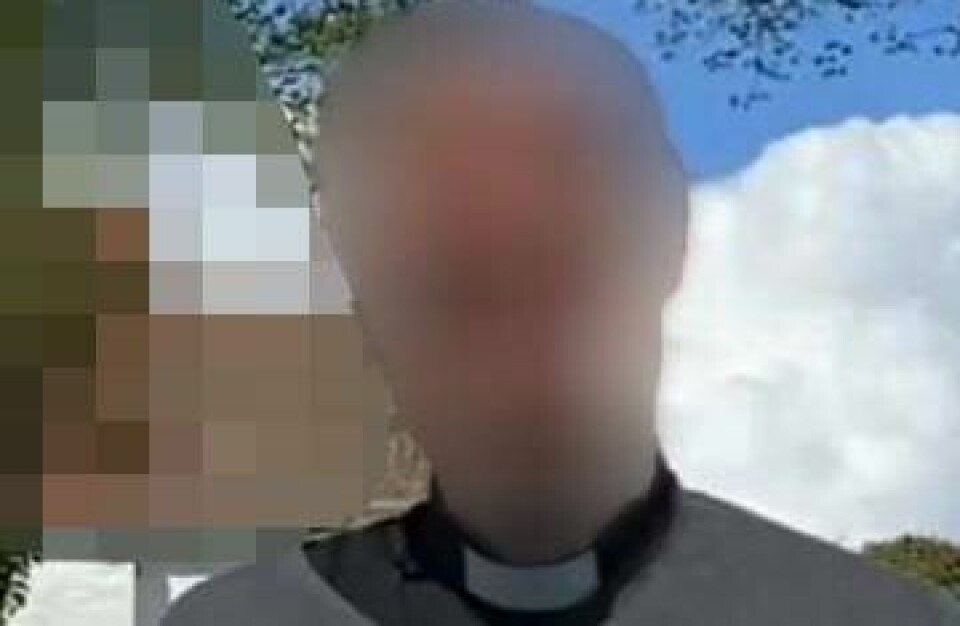 Mannen fra Østlandet var sogneprest da han begikk nettovergrepene, som ifølge politiet skjedde fra presteboligen. Sogneprest
