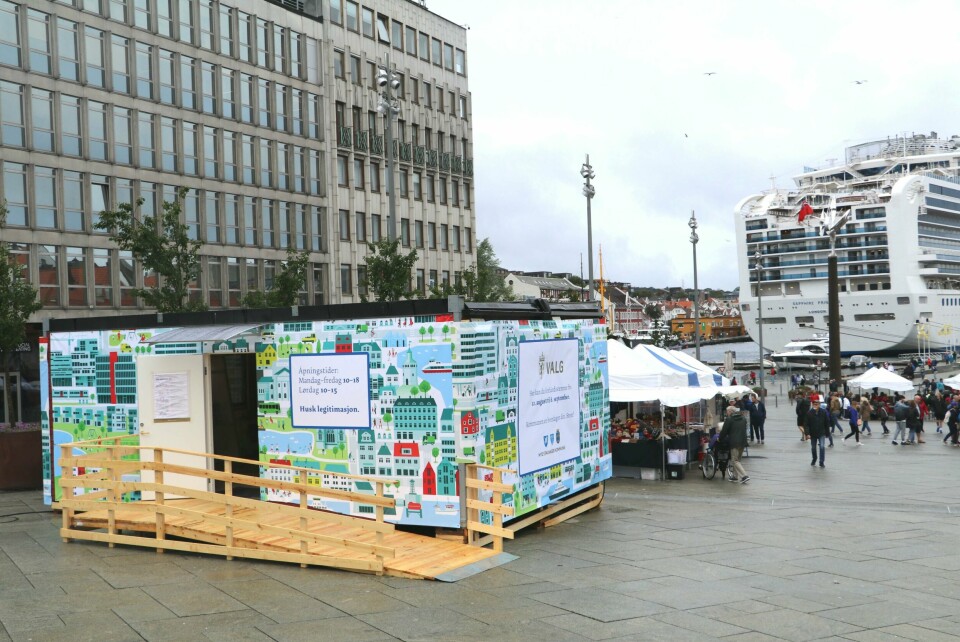 Slik så valgbrakken på Torget ut i 2019. Brakken kom for første gang på plass til stortingsvalget i 2017, og har blitt brukt ved hvert valg siden da. I august blir den igjen satt opp på Torget. Slik så valgbrakken på Torget ut i 2019. Brakken kom for første gang på plass til stortingsvalget i 2017, og har blitt brukt ved hvert valg siden da. I august blir den igjen satt opp på Torget.