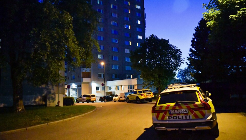 Politiet jobber på stedet etter at en person er bekreftet død, etter å ha blitt skadd med en skarp gjenstand på Teisen. En person er pågrepet i saken. Hendelsen skjedde på Teisen i Oslo. Foto: Rodrigo Freitas / NTB