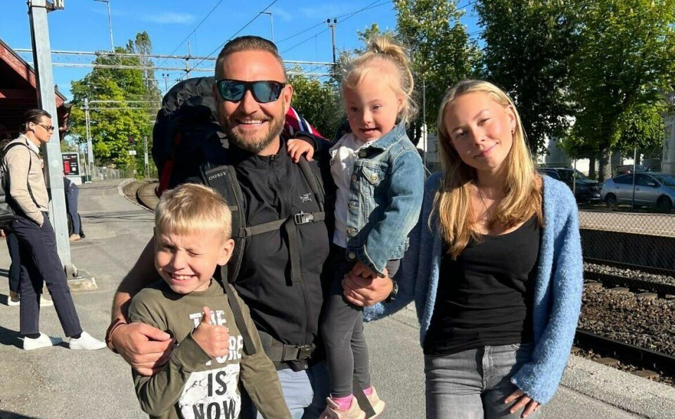 Per Kristian Skaarberg tok farvel med familien på perrongen i Fredrikstad for å gå Norge på langs fra Lindesnes til Nordkapp. Barna fra venstre: Varg (10), Vår (5) og Vilje (16). Per Kristian Skaarberg tok farvel med familien på perrongen i Fredrikstad for å gå Norge på langs fra Lindesnes til Nordkapp. Barna fra venstre: Varg (10), Vår (5) og Vilje (16).