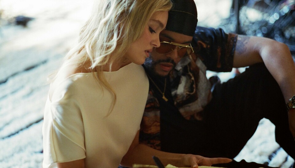 Lily Rose-Depp har hovedrollen som verdensberømt popstjerne av i dag i den nye HBO-serien «The Idol». Med på rollelista er flere artister i store roller: Abel Tesfaye, bedre kjent som The Weeknd og Jennie Kim fra den sørkoreanske gruppa Blackpink. Lily Rose-Depp har hovedrollen som verdensberømt popstjerne av i dag i den nye HBO-serien «The Idol». Med på rollelista er flere artister i store roller: Abel Tesfaye, bedre kjent som The Weeknd og Jennie Kim fra den sørkoreanske gruppa Blackpink.