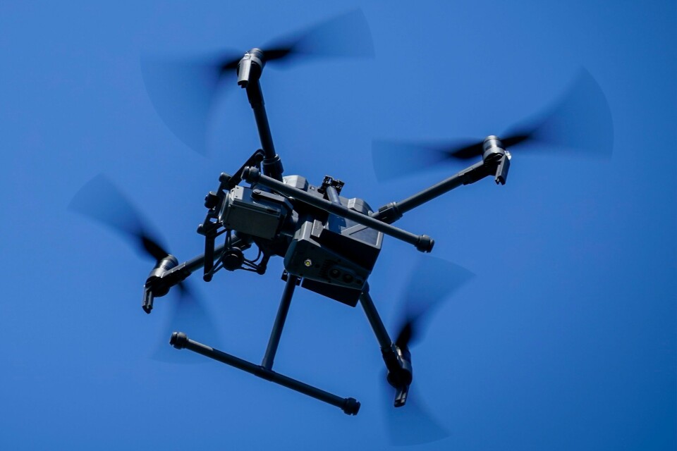 Bruken av droner i mange ulike sammenhenger har tatt av de seneste årene. Bruken av droner i mange ulike sammenhenger har tatt av de seneste årene, og kan nå også bli mer aktuelt i forbindelse med skadefelling av rovdyr. Bildet viser en drone som politiet begynte å prøve ut under operative hendelser i 2019.