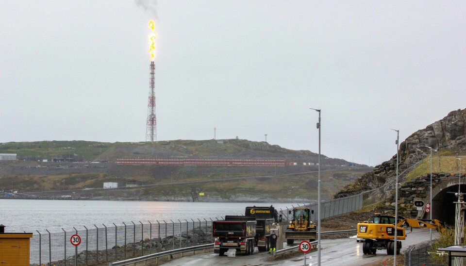 Debatten om elektrifiseringen av Melkøya lever i beste velgående. Saken kan havne i retten om Sametinget velger å saksøke staten. Det er opprettet en sikkerhetssone på 300 meter etter at det ble meldt om en gasslekkasje på Equinors anlegg på Melkøya i Hammerfest onsdag formiddag. Gassflammen veksler mellom stor flamme og nesten igjen flamme. Foto: Jonathan Jæger / Hammerfestingen / NTB