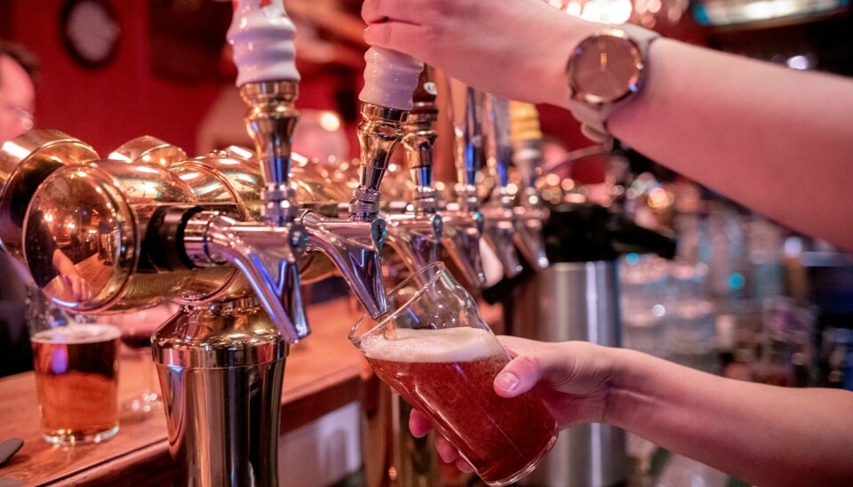 Alkoholservering i Norge er regulert av lover og forskrifter, og kontrolleres hyppig Alkoholservering i Norge er regulert av lover og forskrifter, og kontrolleres hyppig