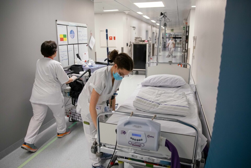 SSB har antydet at vi om fem år vil mangle 35.000 ansatte bare innen helsesektoren. Samtidig har vi et raskt økende utenforskap, skriver innleggsforfatteren. (illustrasjonsfoto). Sykehuset Østfold forsøker å plassere pasienter på rom med andre før de tyr til sengeplasser i korridorene. Men med dagens situasjon er det ikke til å unngå korridorpasienter, forklarer en av sykehusets klinikksjefer (illustrasjonsfoto).