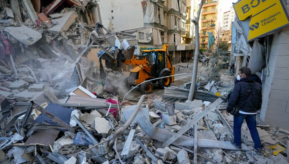 IDF sier de bombet 300 Hizbollah-mål i Libanon det siste døgnet. Bildet viser en ødelagt bygning i Beirut mandag. IDF sier de bombet 300 Hizbollah-mål i Libanon det siste døgnet. Bildet viser en ødelagt bygning i Beirut mandag. Foto: Hassan Ammar / AP / NTB