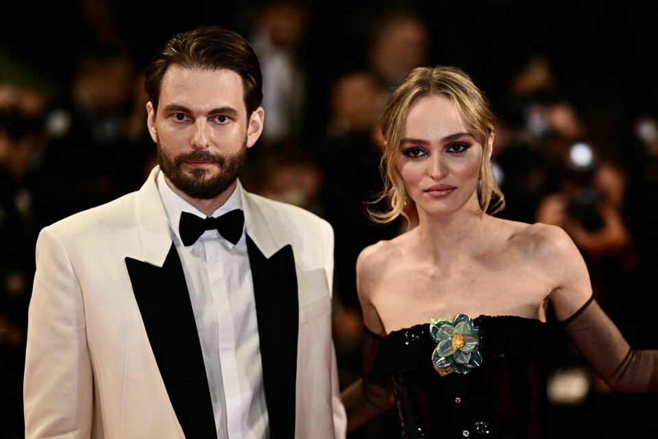 Serieskaper Sam Levinson og hovedrolleinnehaver Lily-Rose Depp stilte til rød løper-premiere på «The Idol» under filmfestivalen i Cannes. Serien fikk en tøff dom fra kritikerstanden. Sam Levinson er kjent for «Euphoria», HBO-serien som skildrer en generasjon desillusjonerte unge amerikanere som tyr til sex og dop for å takle livet. Serieskaper Sam Levinson og hovedrolleinnehaver Lily-Rose Depp stilte til rød løper-premiere på «The Idol» under filmfestivalen i Cannes. Serien fikk en tøff dom fra kritikerstanden. Sam Levinson er kjent for «Euphoria», HBO-serien som skildrer en generasjon desillusjonerte unge amerikanere som tyr til sex og dop for å takle livet.
