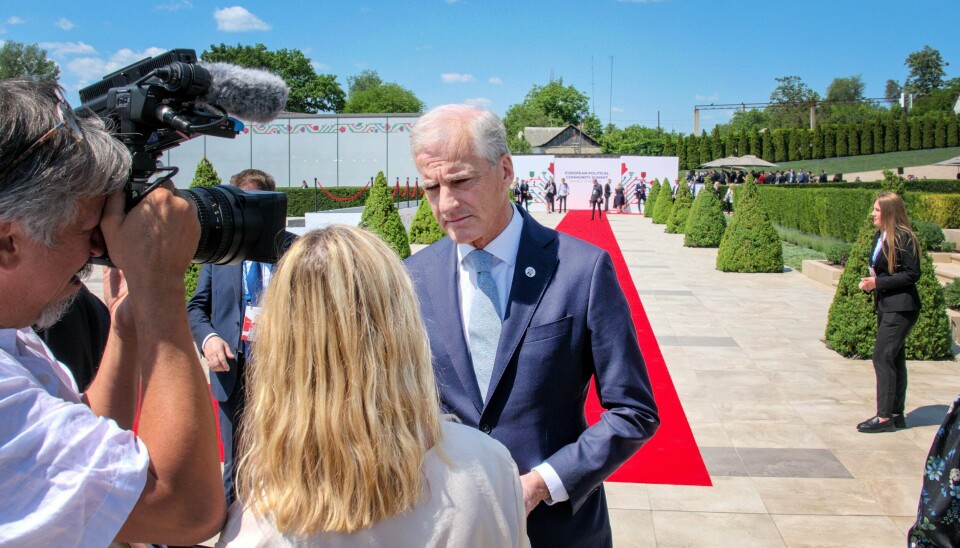 Statsminister Jonas Gahr Støre var på reise i Moldova torsdag, men har fått med seg nyheten om at Redd Barna har avlyst et pride-arrangement i Bergen som følge av trusler. Statsminister Jonas Gahr Støre var på reise i Moldova torsdag, men har fått med seg nyheten om at Redd Barna har avlyst et pride-arrangement i Bergen som følge av trusler. Foto: Peter Talos / NTB