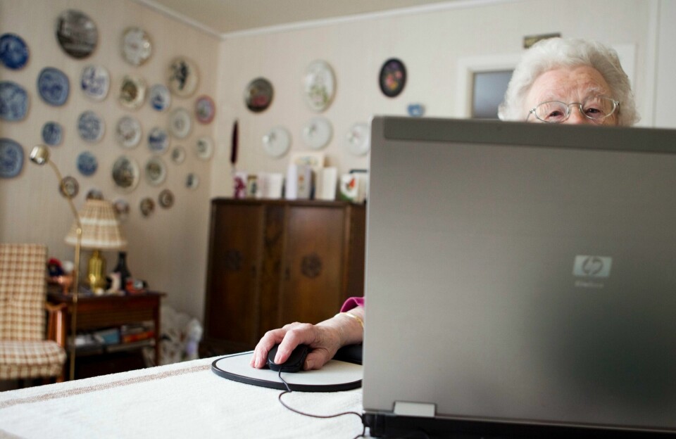– Mange eldre søker hjelp fra sine nærmeste for å fungere i deres påtvungne digitale liv og samhandling, men ikke alle har denne muligheten, skriver innleggsforfatteren. Eldre kvinne sitter ved datamaskin/bærbar pc.
