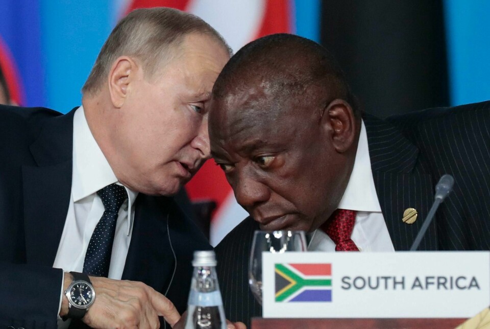 Sør-Afrika har inntatt en nøytral posisjon i Ukraina-krigen, og er i BRIKS-allianse med blant annet Russland. Her Russlands president Vladimir Putin og Sør-Afrikas president Cyril Ramaphosa i et bilde fra 2019. Sør-Afrika har inntatt en nøytral posisjon i Ukraina-krigen, og er i BRIKS-allianse med blant annet Russland. Her Russlands president Vladimir Putin og Sør-Afrikas president Cyril Ramaphosa i et bilde fra 2019.